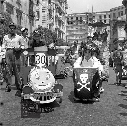 Ragazzi a cavallo di un carruoccioli